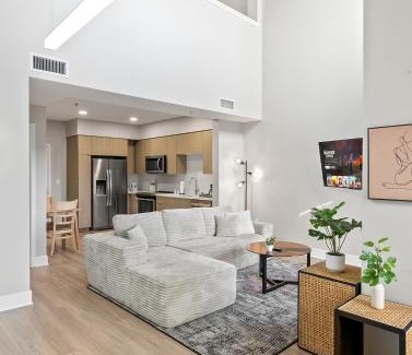 Los Angeles Apartment | Spacious Loft- Hollywood Free Pool, Parking, Gym