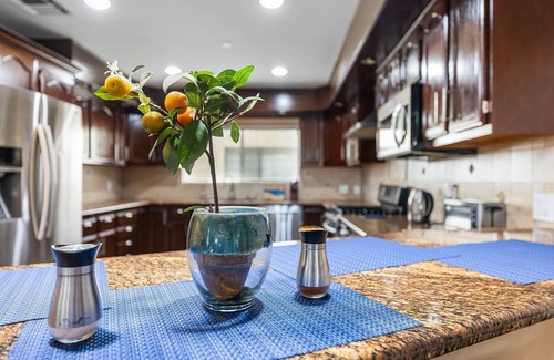 Downey House | Spacious Luxury Family Getaway Home, Downey