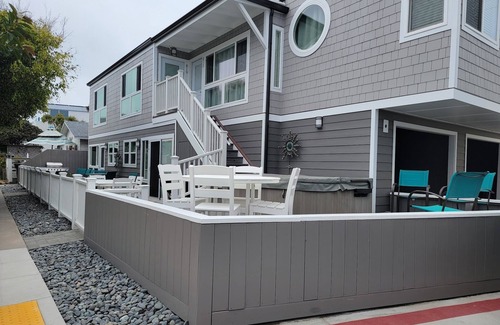 Mission Beach Apartment | Spacious Studio, Newly Remodeled, Hot Tub, Steps to the Bay and Beach!