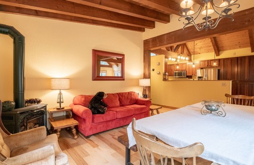Truckee House | Spacious Tahoe Donner Lodge | Bunks, AC, Club Access, Pet-Friendly, Near Lake
