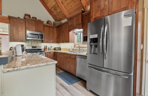 Fox Farm House | Star and Gem Cabin - Charming cabin with log accents close to the activities! Hot tub!
