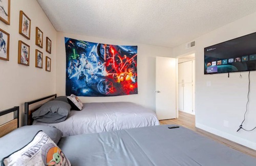 Northwest Anaheim Bed & Breakfast | Star Wars and Mickey 6min drive to Disney!