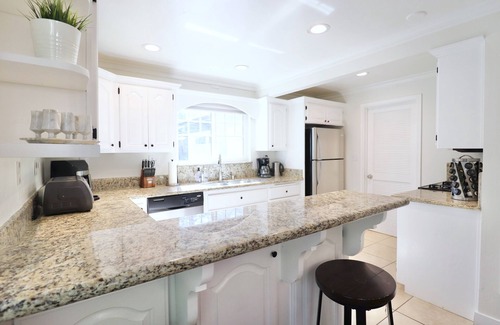 Boulder Bay Cabin | Starry Nights Lodge - Hot tub, Game Room, Walk to the Marina, Dogs Ok