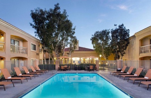 Camarillo Hotel | Stay Close to Malibu & Santa Barbara! Pool Available, Pet-friendly Stay!