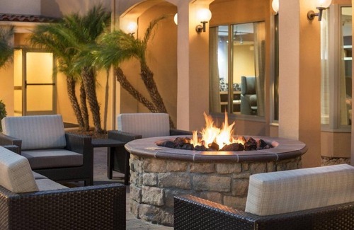 Camarillo Hotel | Stay Close to Malibu & Santa Barbara! Pool Available, Pet-friendly Stay!