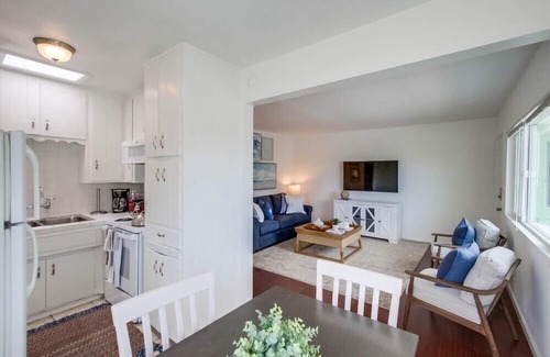 South Mission Beach Condo | Steps to Ocean * Entire Top Floor * 3 Sun Decks