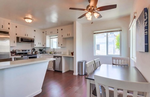 South Mission Beach Condo | Steps to Ocean * Entire Top Floor * 3 Sun Decks