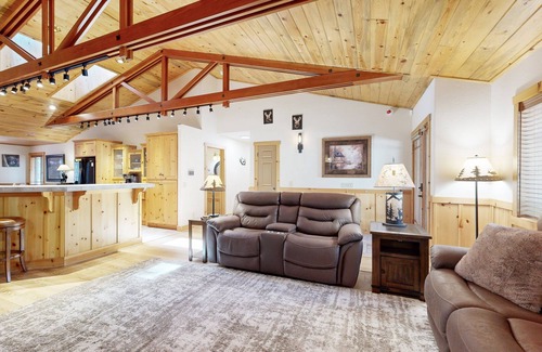 Eagle Mountain Estates Cabin | Stony Creek Retreat ~ Charming Mountain escape close to skiing, hiking, the lake, and the Village