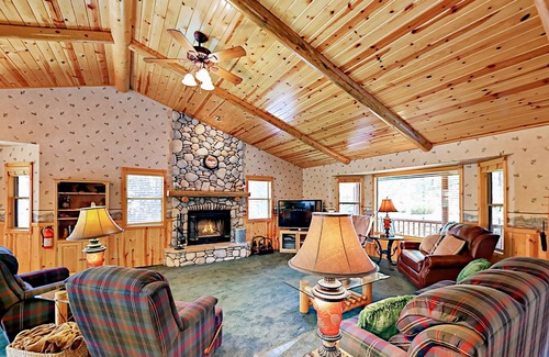 Eagle Mountain Estates House | Striking Home w/ Huge Kitchen, Fireplaces, Hot Tub & Outdoor Fire Pit