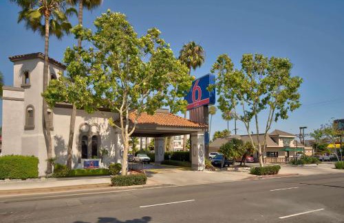 Lawndale Hotel | Studio 6 Suites Lawndale, CA South Bay
