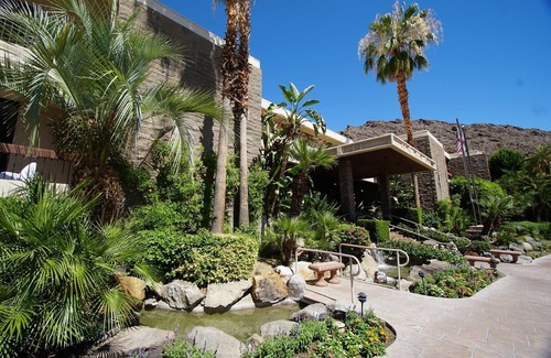 Historic Tennis Club Apartment | Studio Condo near Palm Canyon Drive