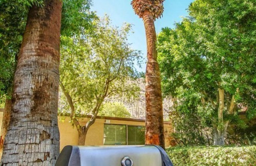 Historic Tennis Club Apartment | Studio Condo near Palm Canyon Drive