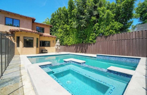 Sherman Oaks House | Stunning 7BR Villa w/Pool House in Sherman Oaks