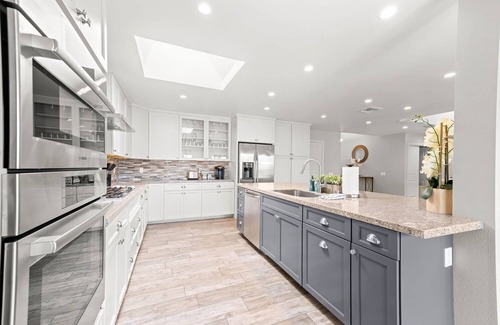 Valencia House | Stunning Home, King Beds, BBQ -Magic Mountain