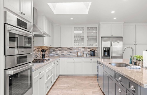 Valencia House | Stunning Home, King Beds, BBQ -Magic Mountain