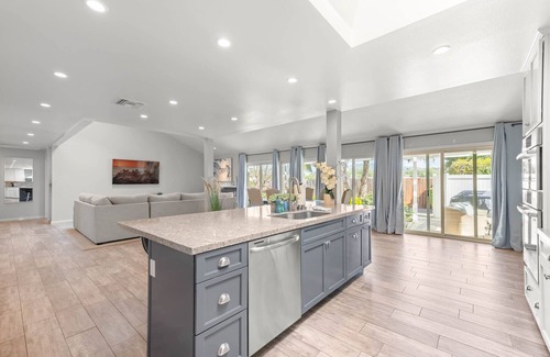 Valencia House | Stunning Home, King Beds, BBQ -Magic Mountain