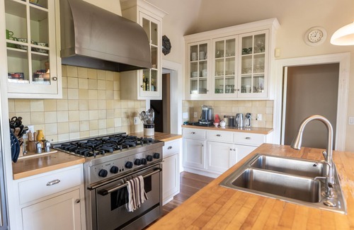 Los Feliz House | Stunning home with pool and spa In Los Feliz – Close to Hollywood.