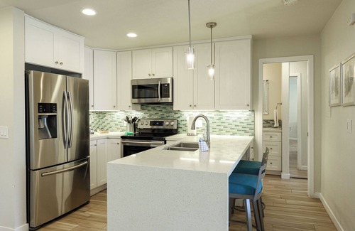Townsite Condo | Stunning Ocean, Pool, and Garden views from Beautifully Appointed Unit!