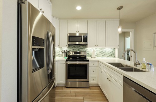 Townsite Condo | Stunning Ocean, Pool, and Garden views from Beautifully Appointed Unit!
