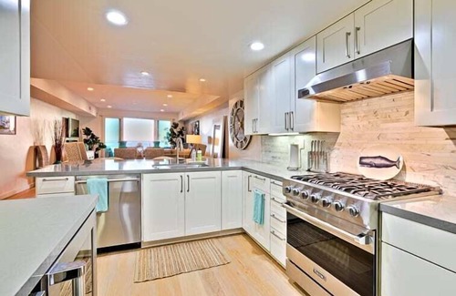 Beach Barber Tract Apartment | Stunning Oceanfront Getaway at Windansea Beach