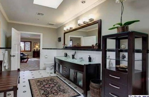 Altadena House | Stunning & Private Craftsman House