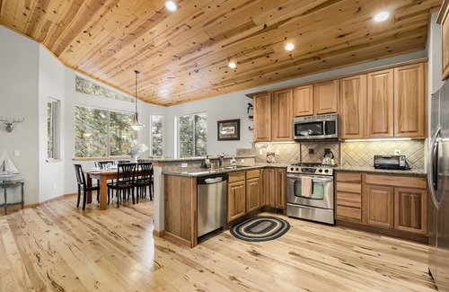 Kings Beach House | Stunning Retreat | Soaking Tub, 5-min to Kings Beach, Fireplace & Patio
