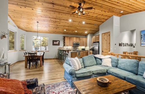 Kings Beach House | Stunning Retreat | Soaking Tub, 5-min to Kings Beach, Fireplace & Patio