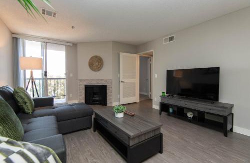 Hollywood Apartment | Stylish 2BR Apt with Rooftop Pool & Hollywood Views