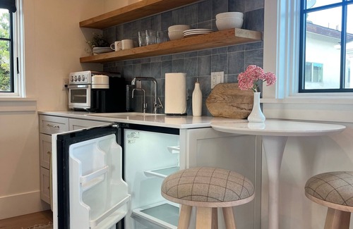 El Segundo House | Stylish & Bright Beach Oasis! Newly built, private suite, 7 blocks to the beach!
