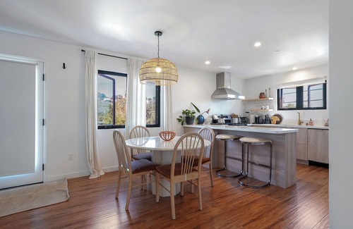 Los Feliz Apartment | Stylish Retreat in Los Feliz: Designer Finishes, Trendy Area