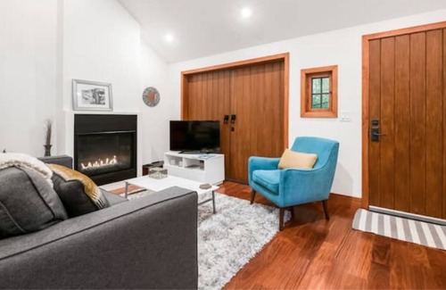Mount Carmel House | Stylish & Serene Home Plus Cottage