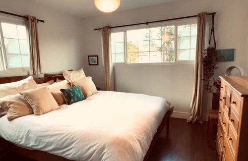Mount Carmel House | Stylish & Serene Home Plus Cottage