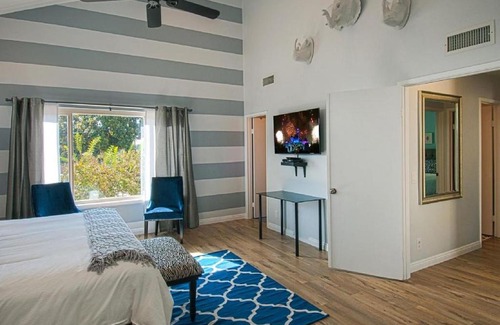 Anaheim Resort House | Suite Escapes 7