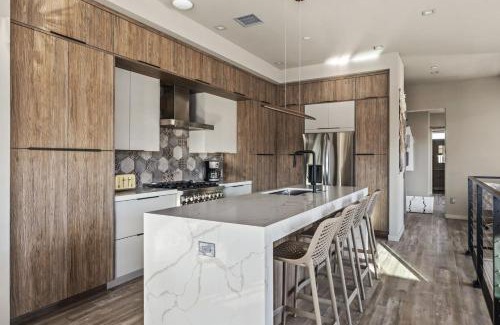 Panorama Heights House | Suncrest by Fieldtrip JT Modern w Pool and Views