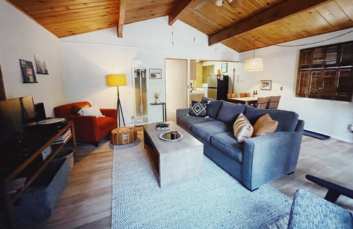 Big Bear City House | Sundown Cozy Cabin w/ Jacuzzi 🔸 Romantic Couples Getaway
