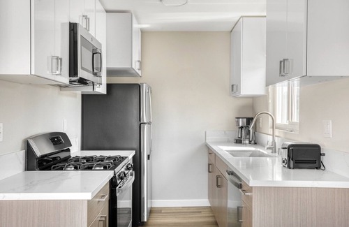 Delthorne Apartment | Sunlit Torrance 1BR w/W/D & Courtyard, nr Redondo Beach, by Blueground