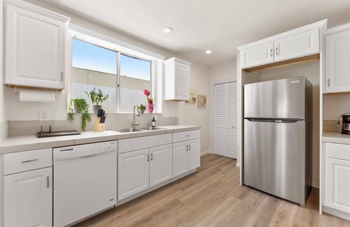Roseville - Fleet Ridge Apartment | Sunny 2BR - Mins to Ocean, Shops