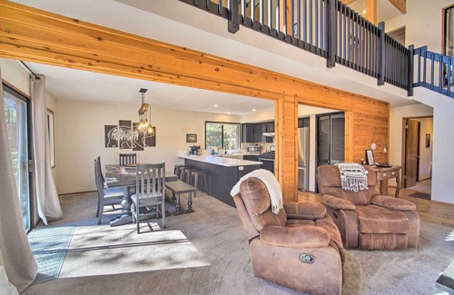 Moonridge House | Sunny Home w/Deck < Half Mi to Bear Mtn Ski!