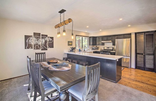 Moonridge House | Sunny Home w/Deck < Half Mi to Bear Mtn Ski!