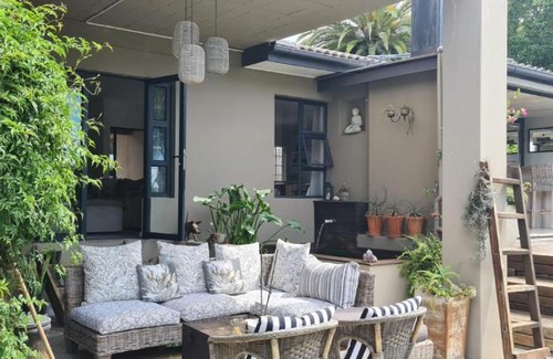 Eikenbosch House | Sunny Open living family home in the Winelands