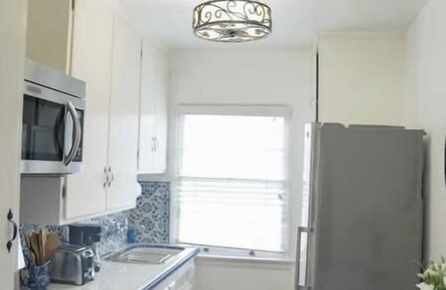 North of Wilshire Apartment | Sunny Studio - Walk to Shops & Dining - D