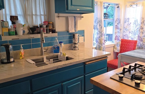 Ocean Park Apartment | Sunny upstairs apartment 6 blocks from beach