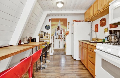 Big Bear City Cabin | Sunrise Retreat Cottage Big Bear- Hot Tub