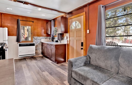 Big Bear Lake Cabin | Sunset Lakeside Couples Cottage at Big Bear Lake