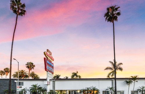 Hollywood Hotel | Sunset West Hotel, SureStay Collection by Best Western