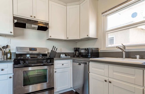 Los Angeles Apartment | Sunshine filled Chic and Cozy Zen 2bd/1ba by LAX:)