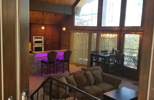 Running Springs Cabin | Surrounded by Pines, Family/Pet Friendly minutes from Snow Valley !