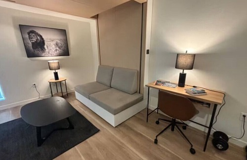 Hollywood Apartment | Terrific 1-bedroom apartment in Los Angeles with WiFi Selma 3
