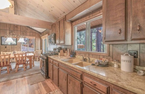 Big Bear Lake Cabin | The Avalon Retreat + Huge Yard + Patio/BBQ+Firepit