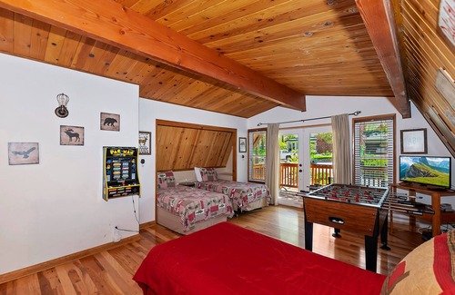 Fox Farm House | The Barn by Destination Big Bear : Pet Friendly! Foosball! Cable & WiFi! Fenced Backyard! Propane BBQ! Wood Burning Fireplace! Hot Tub!